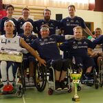 Dragons feiern hinter dem Pokal