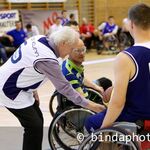 Heinz Frei und Köbi Kuhn halten gemeinsam den Ball bevor sie ihn in die Luft katapultieren.