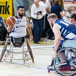 Ein Spieler der Pilatus Dragons wird von einem Spieler der Oldham Owls verteidigt.